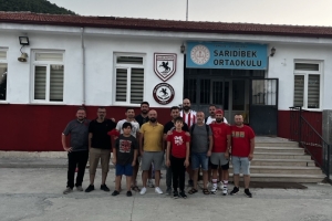 1965 Samsunspor Derneği Vezirköprü Sarıdibek Ortaokulu’nu Kırmızı Beyaza Boyadı