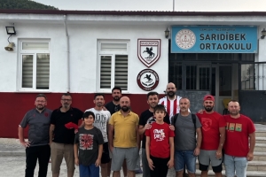 1965 Samsunspor Derneği Vezirköprü Sarıdibek Ortaokulu’nu Kırmızı Beyaza Boyadı