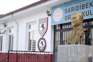 1965 Samsunspor Derneği Vezirköprü Sarıdibek Ortaokulu’nu Kırmızı Beyaza Boyadı