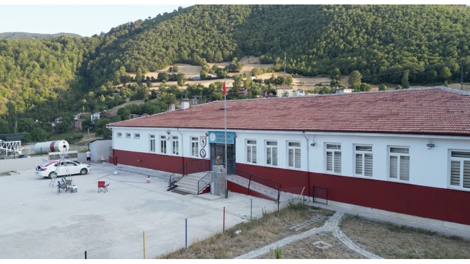 1965 Samsunspor Derneği Vezirköprü Sarıdibek Ortaokulu’nu Kırmızı Beyaza Boyadı