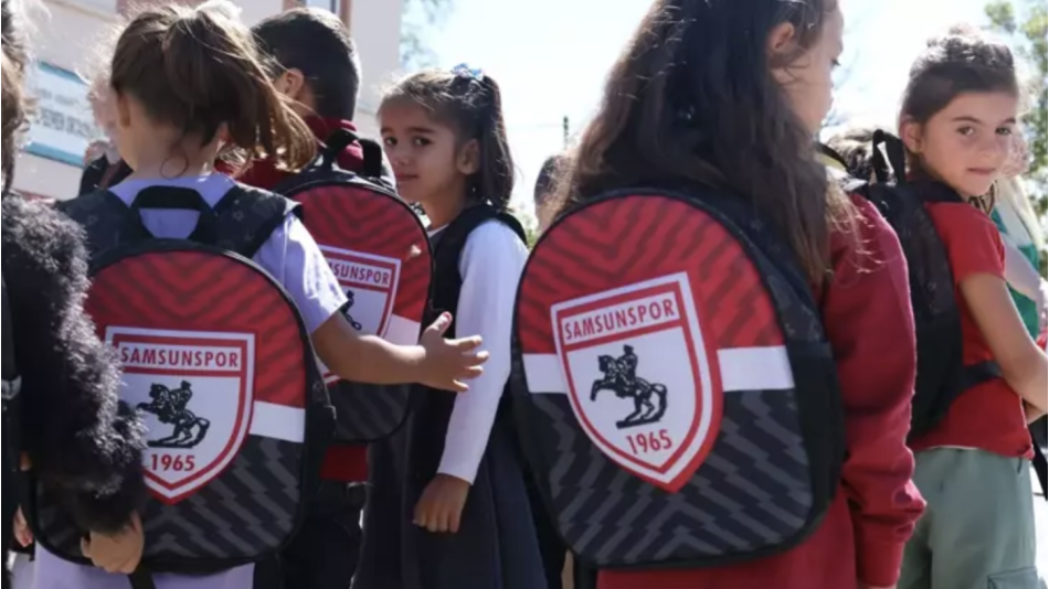 1965 Samsunspor Derneği, ilkokul öğrencilerine çanta hediye etti