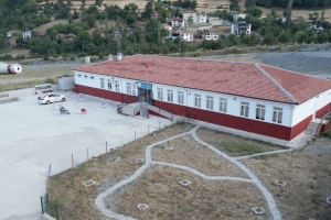 1965 Samsunspor Derneği Vezirköprü Sarıdibek Ortaokulu’nu Kırmızı Beyaza Boyadı