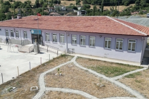 1965 Samsunspor Derneği Vezirköprü Sarıdibek Ortaokulu’nu Kırmızı Beyaza Boyadı